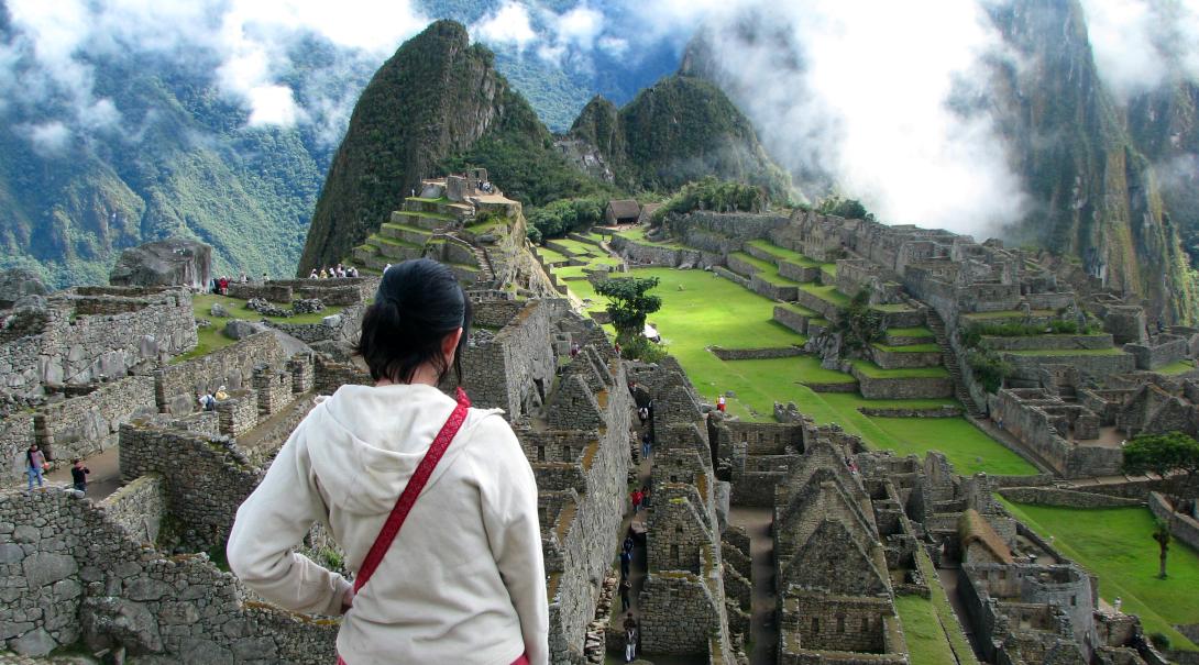 Projects Abroad volontär tittar på utsikten över Macchu Piccu. Volontär tittar på utsikten över Macchu Piccu.